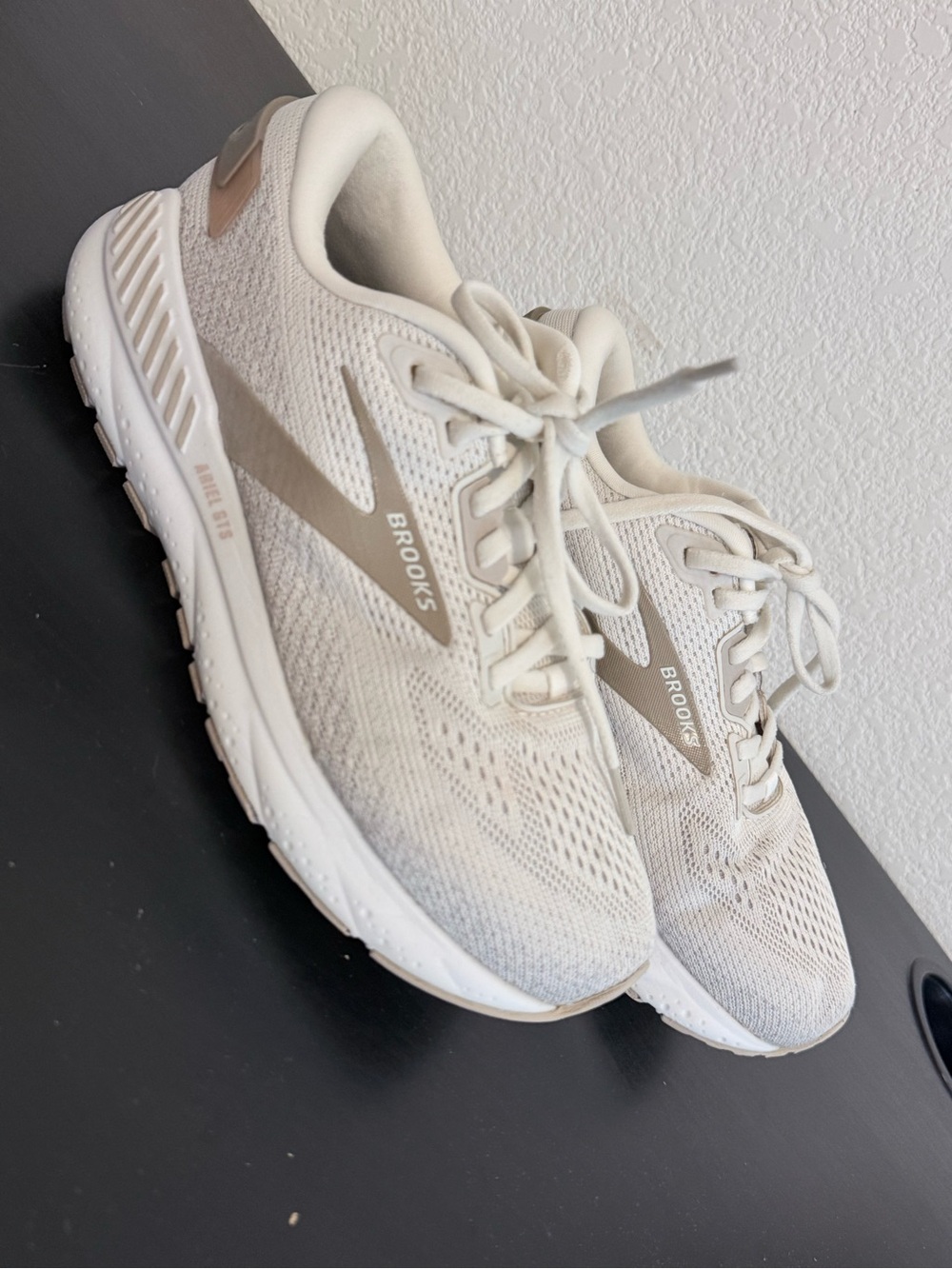 BROOKS ARIEL GTS Women's Running Shoes in Cream and Tan